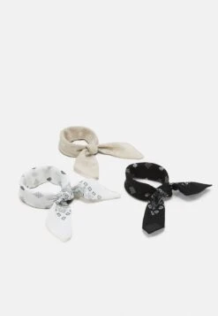 Pier One BANDANA UNISEX 3 PACK - Tuch - Black/white/beige 11 Pier One BANDANA UNISEX 3 PACK - Tuch - Black/white/beige -Pier One Store 07b97c3020c049de90779ce451692b29 1