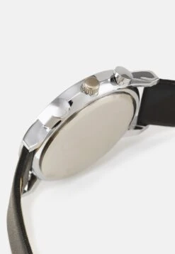 Pier One SET - Uhr - Black 10 Pier One SET - Uhr - Black -Pier One Store 8b85f94e4c5a43a89680fa66df3bc7c7