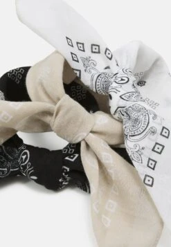 Pier One BANDANA UNISEX 3 PACK - Tuch - Black/white/beige 10 Pier One BANDANA UNISEX 3 PACK - Tuch - Black/white/beige -Pier One Store c2ede95d3e4443e6ac8cd75fce932acc