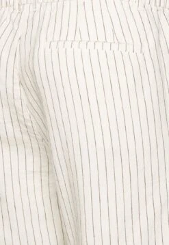 Pier One LINEN BLEND DRAWCORD SHORTS - Shorts - Off-white -Pier One Store f49c7de0cfa048f4bc002dc26d1abcb2